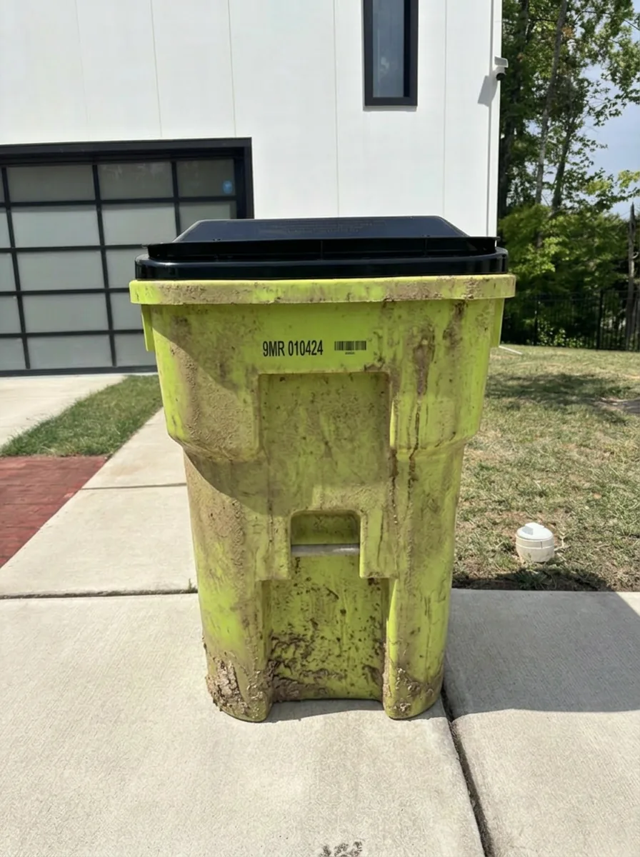 Filthy neglected recycle bin before cleaning